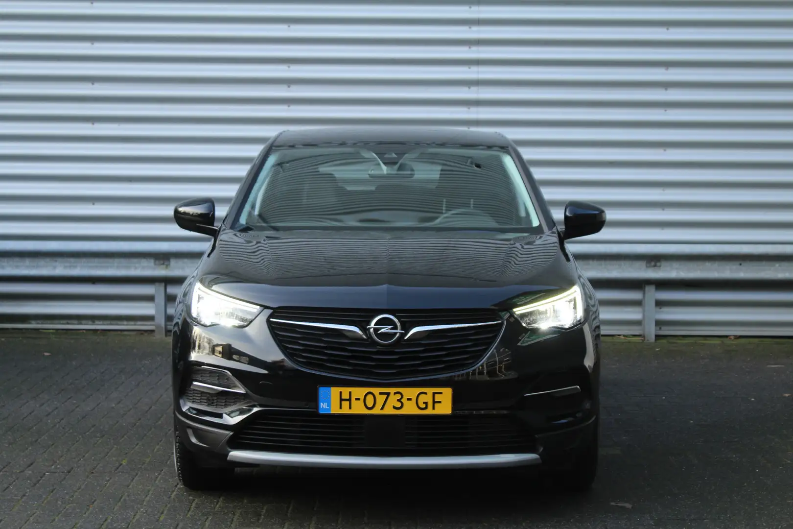 Opel Grandland X 1.2 Turbo 131pk Business Executive NL-Auto NAP Cli Schwarz - 2