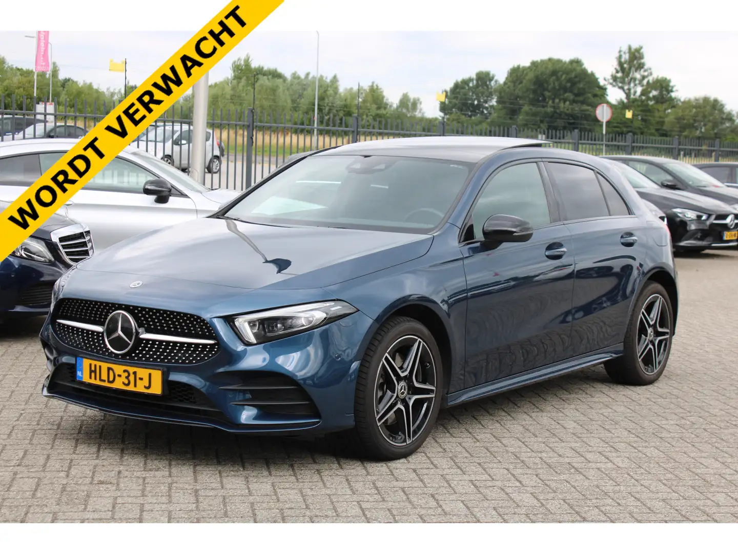 Mercedes-Benz A 250 250e AUT8 AMG NIGHT PANORAMADAK SFEER DISTRONIC TR Blauw - 1