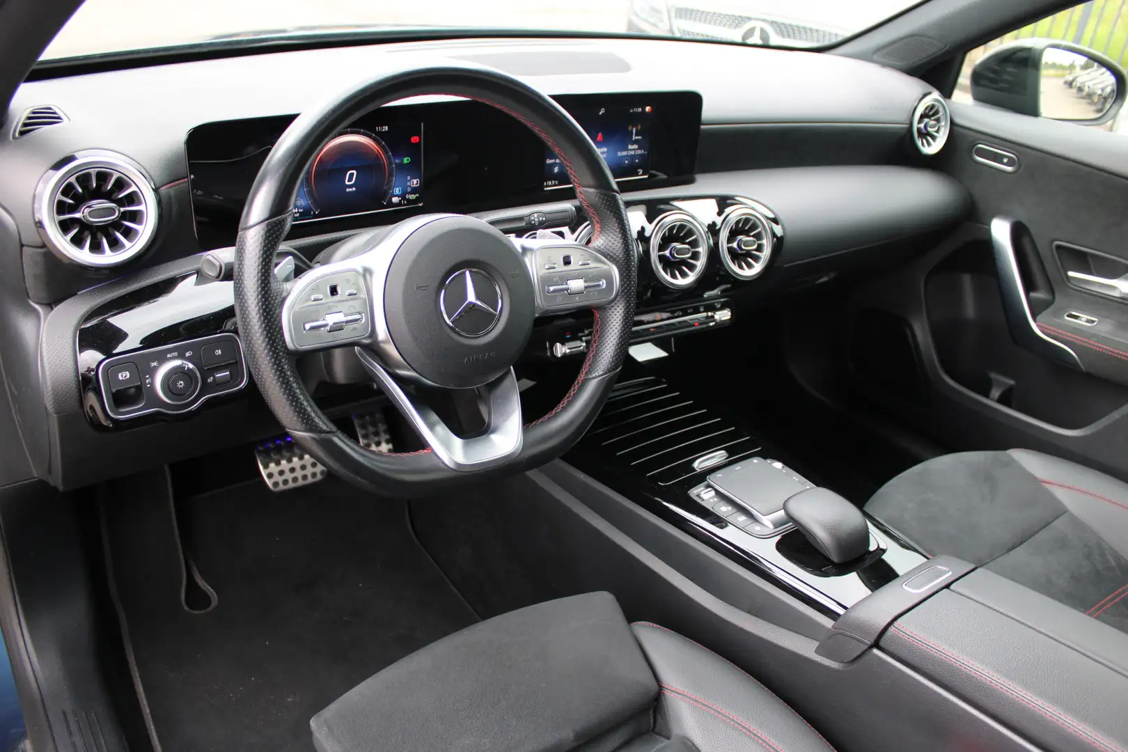 Mercedes-Benz A 250 250e AUT8 AMG NIGHT PANORAMADAK SFEER DISTRONIC TR Blauw - 2