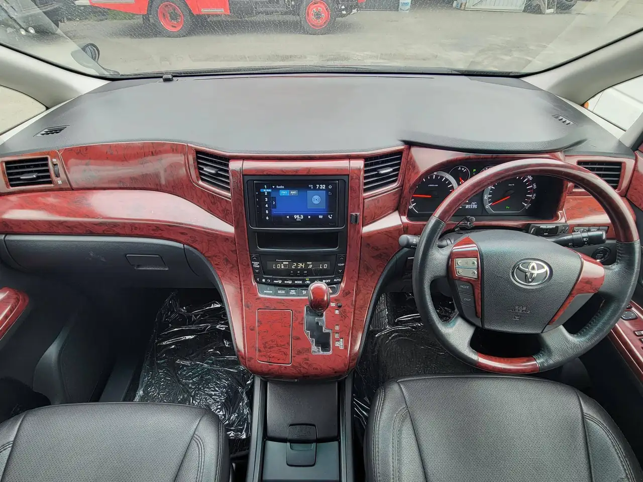 Toyota Alphard снимка Toyota Alphard