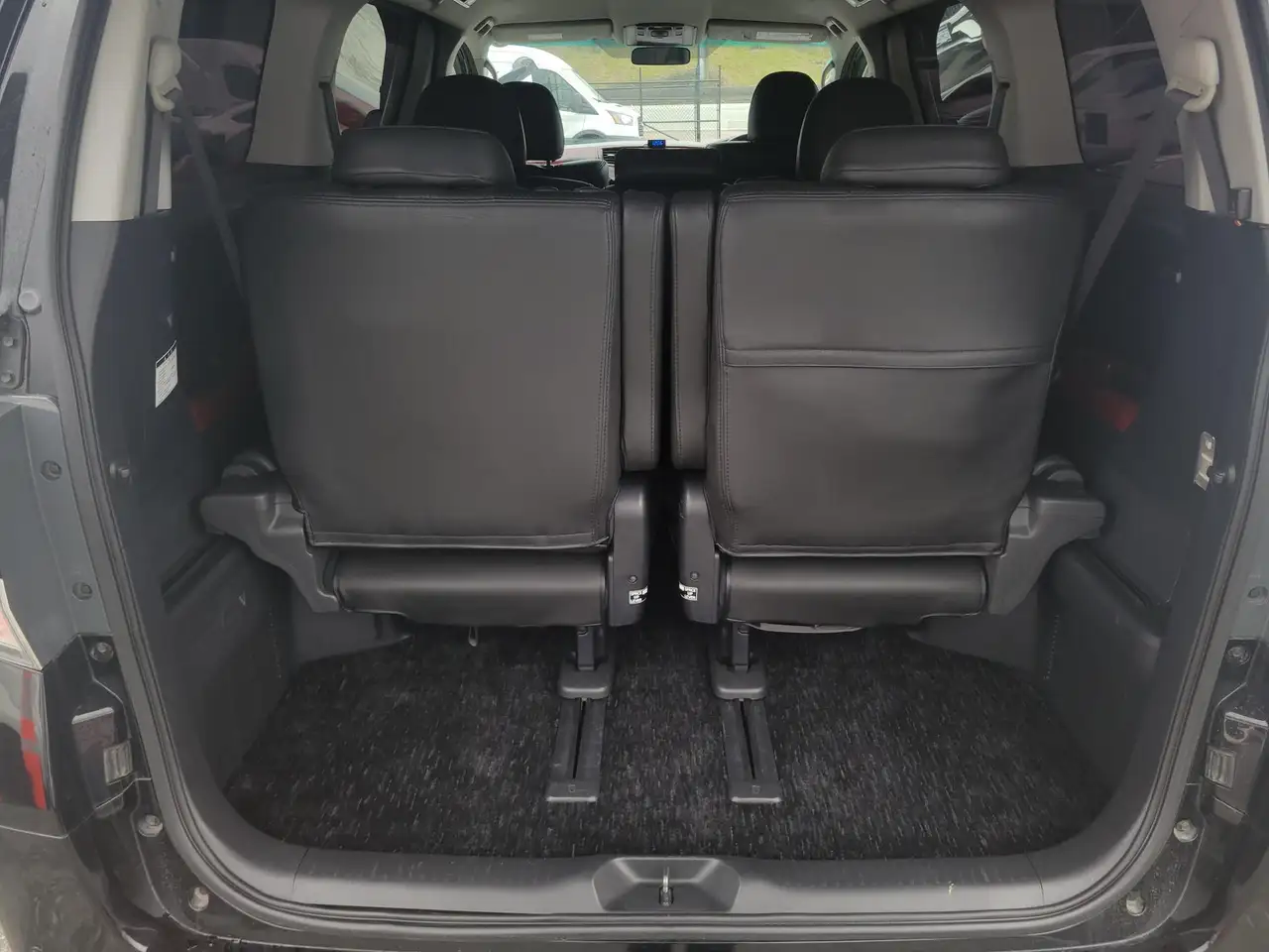 Toyota Alphard снимка Toyota Alphard