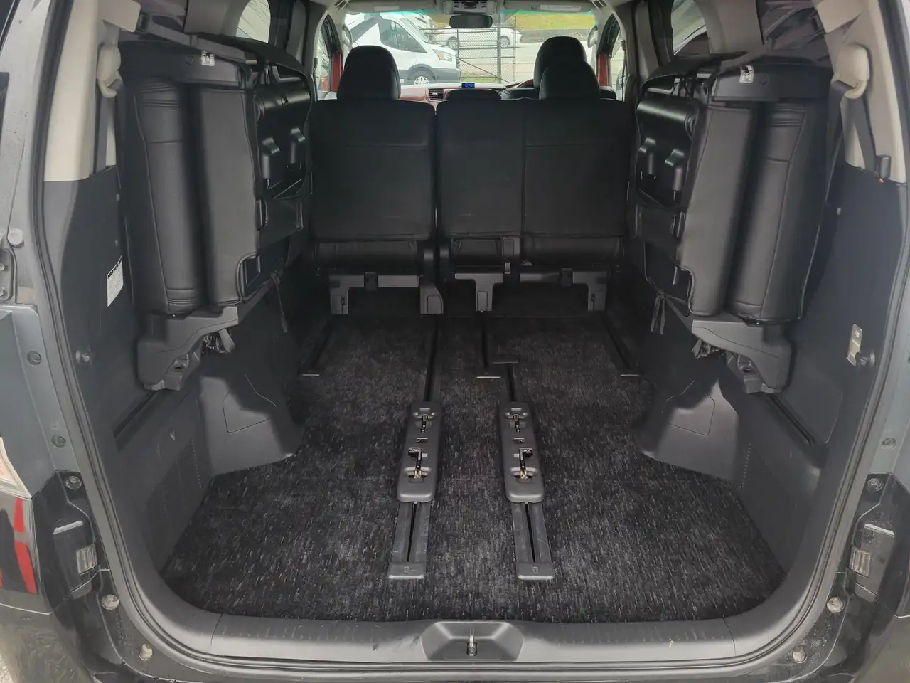 Toyota Alphard снимка Toyota Alphard