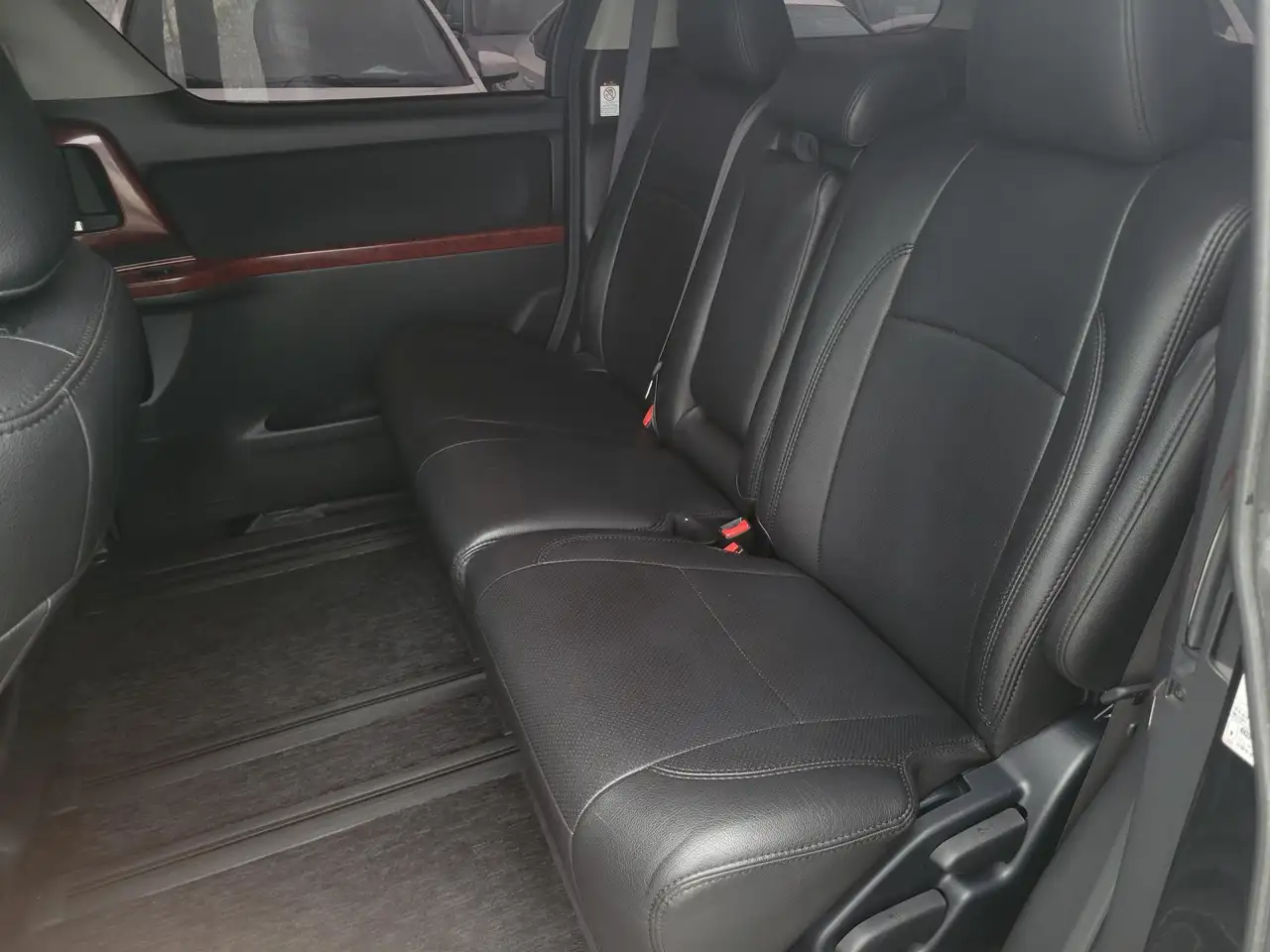 Toyota Alphard снимка Toyota Alphard