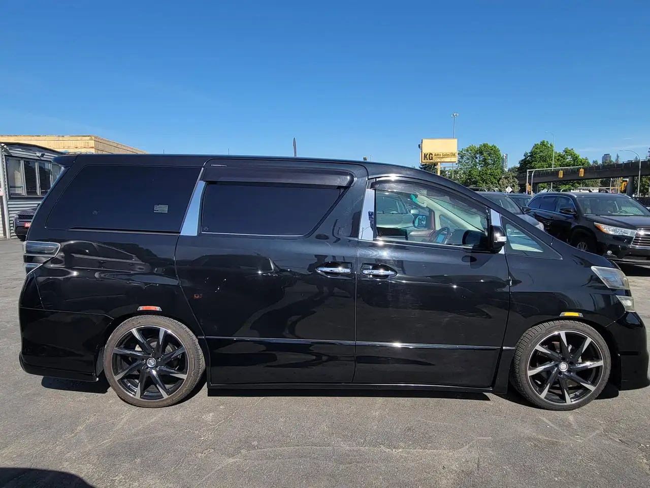 Toyota Alphard снимка Toyota Alphard