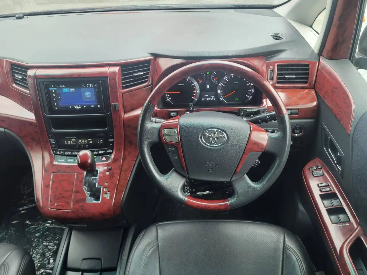 Toyota Alphard снимка Toyota Alphard