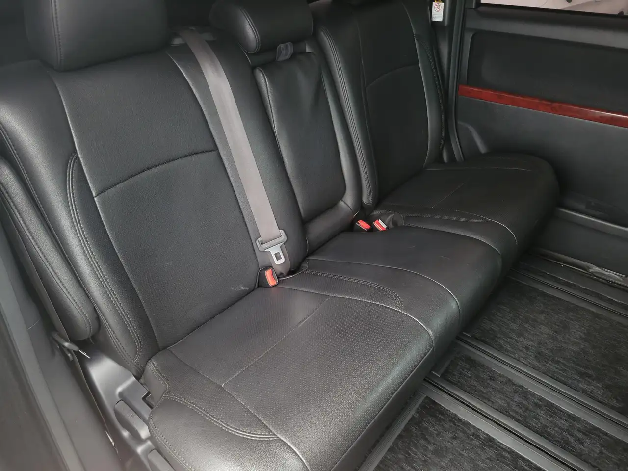 Toyota Alphard снимка Toyota Alphard