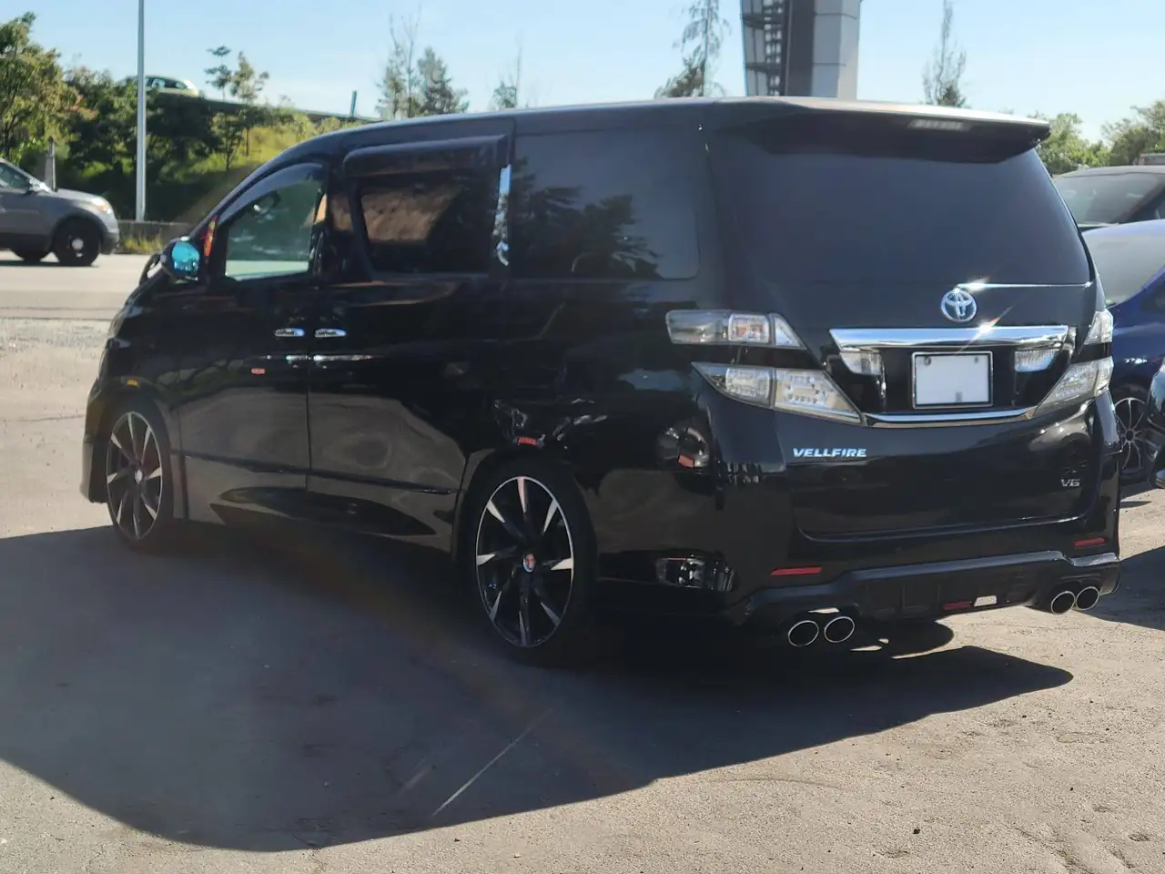 Toyota Alphard снимка Toyota Alphard
