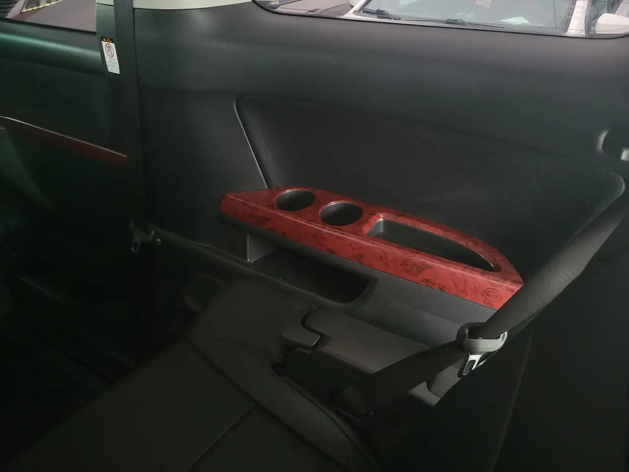 Toyota Alphard снимка Toyota Alphard
