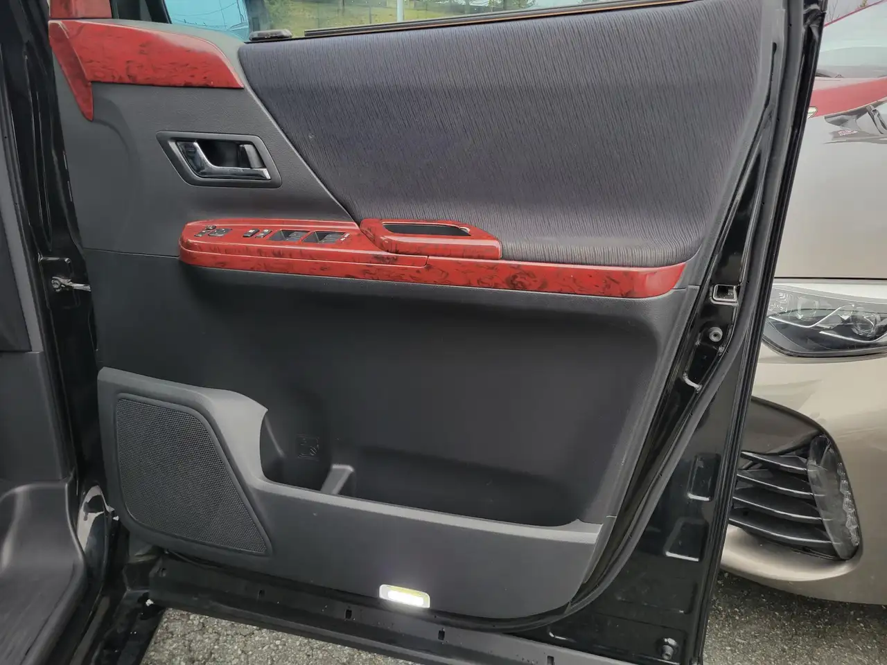 Toyota Alphard снимка Toyota Alphard
