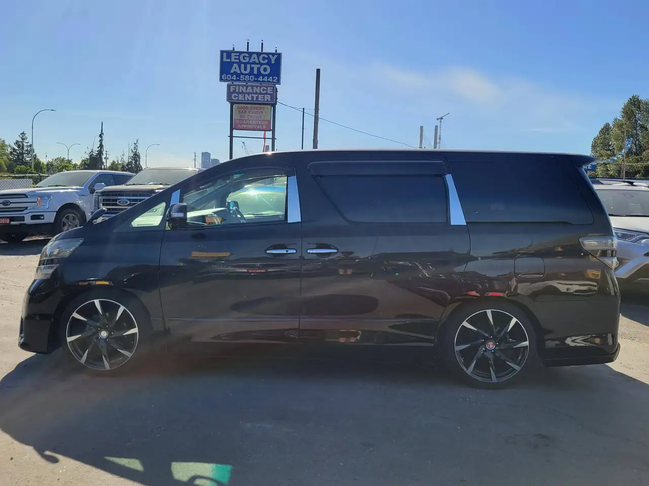 Toyota Alphard снимка Toyota Alphard