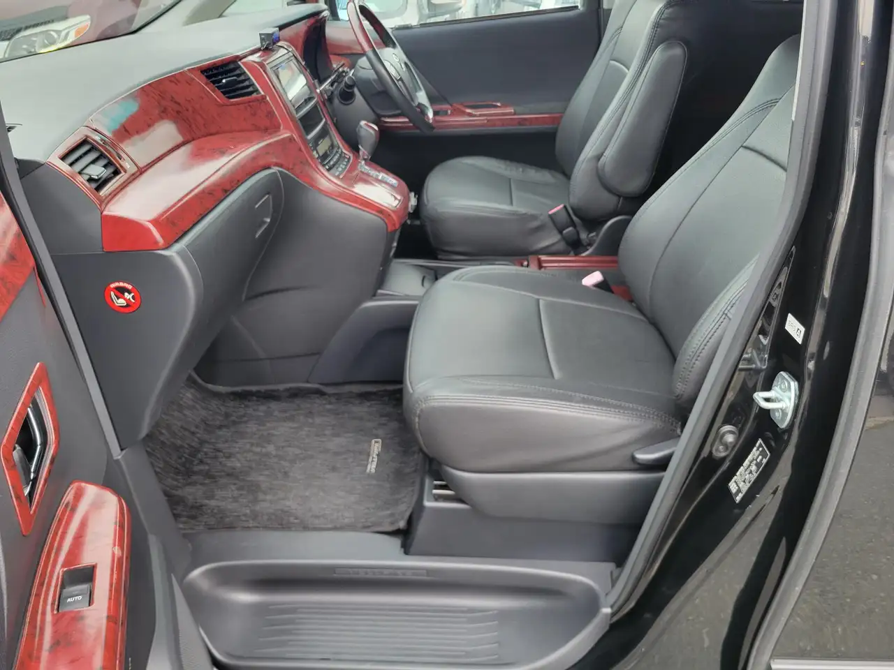 Toyota Alphard снимка Toyota Alphard