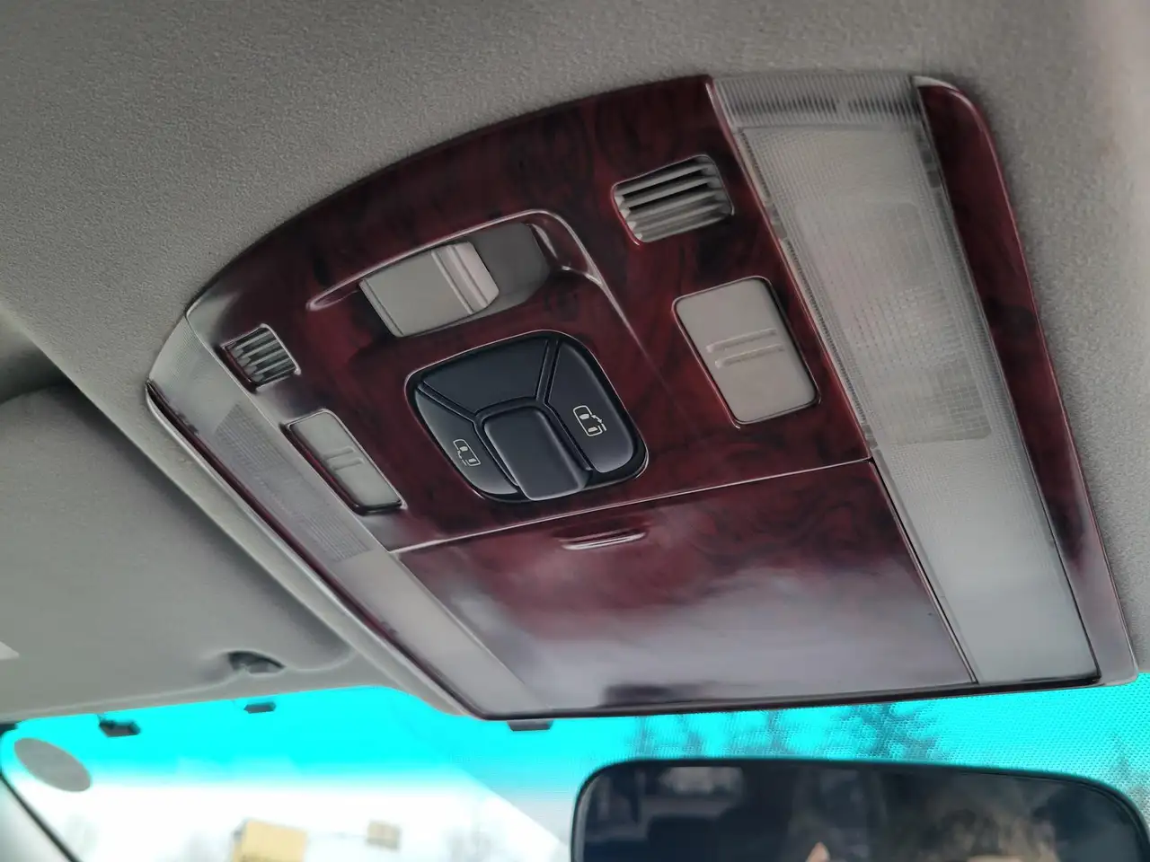 Toyota Alphard снимка Toyota Alphard
