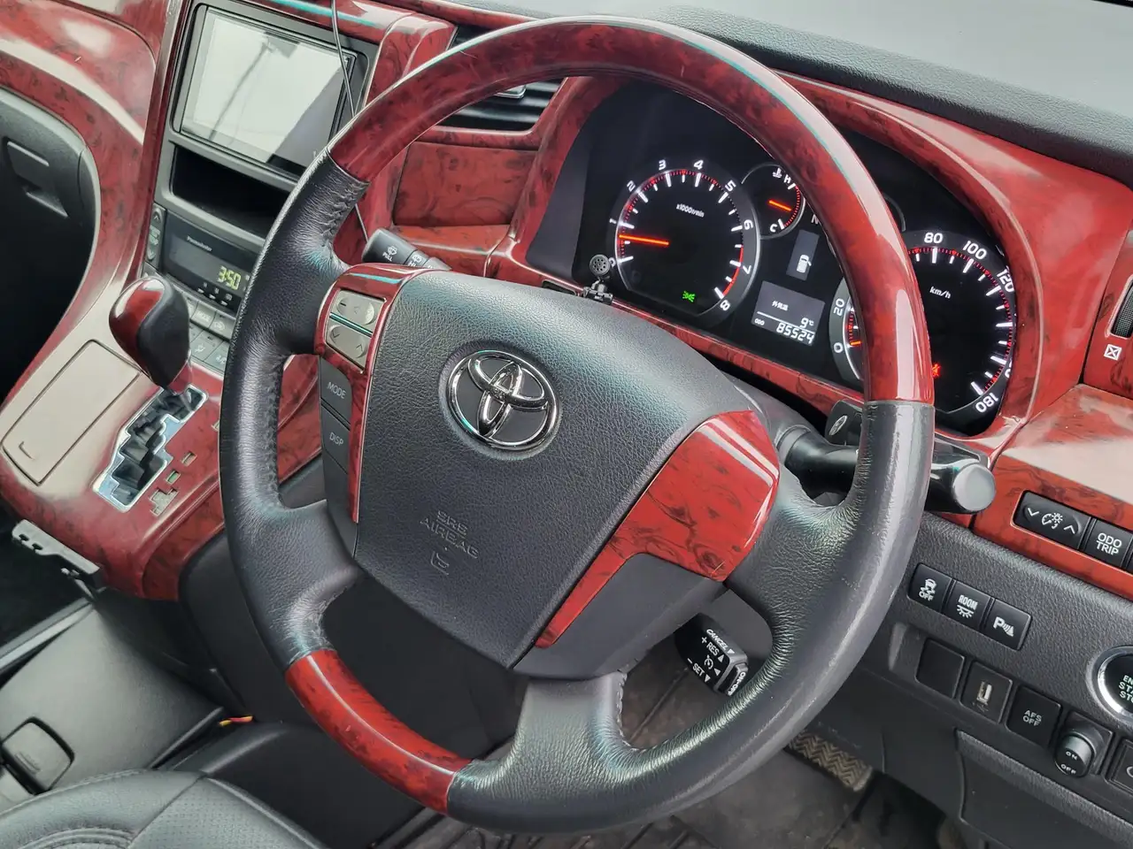 Toyota Alphard снимка Toyota Alphard