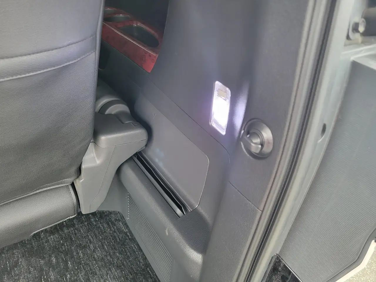 Toyota Alphard снимка Toyota Alphard