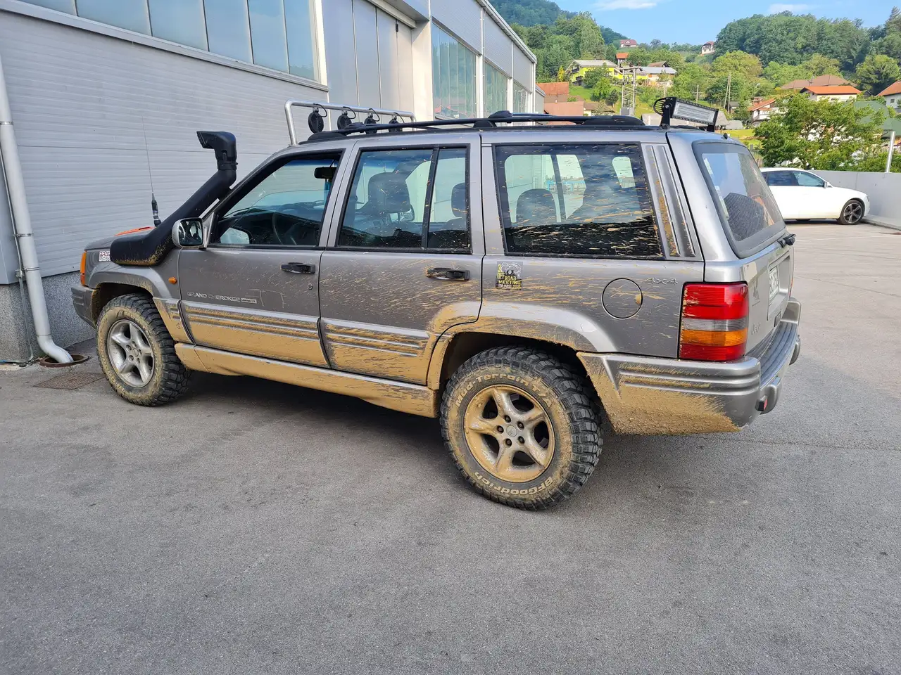 Jeep Grand Cherokee 5,9 Limited LX Aut., foto 1