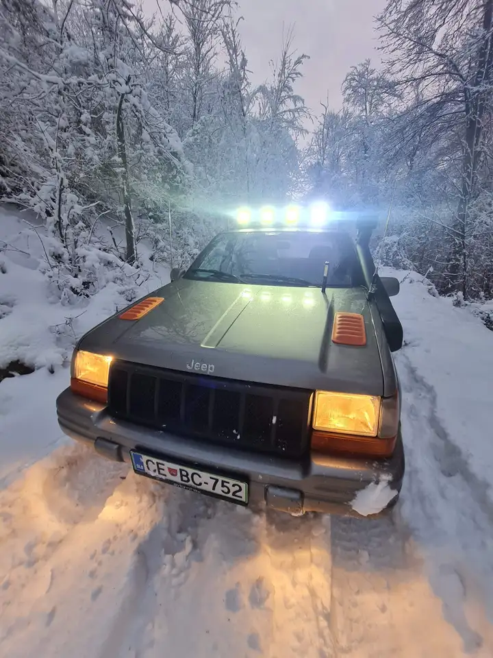 Jeep Grand Cherokee 5,9 Limited LX Aut., foto 4