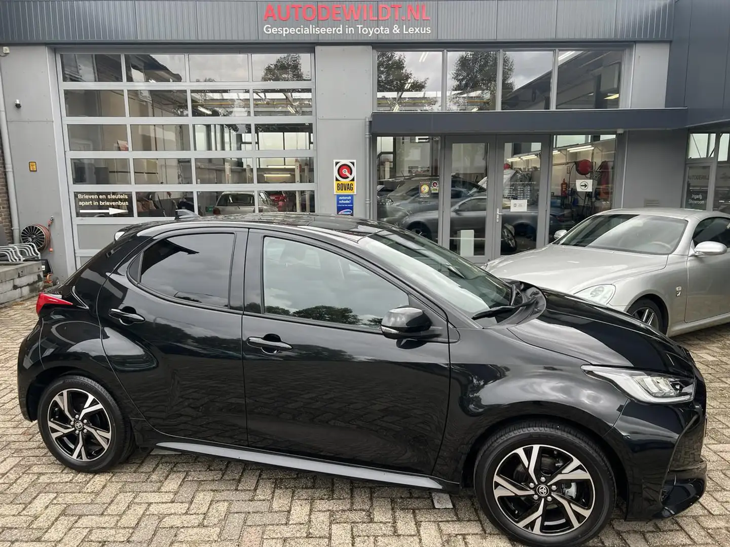 Toyota Yaris 1.5 16v VVT-i Style 5-drs + FABRIEKSGARANTIE Zwart - 1