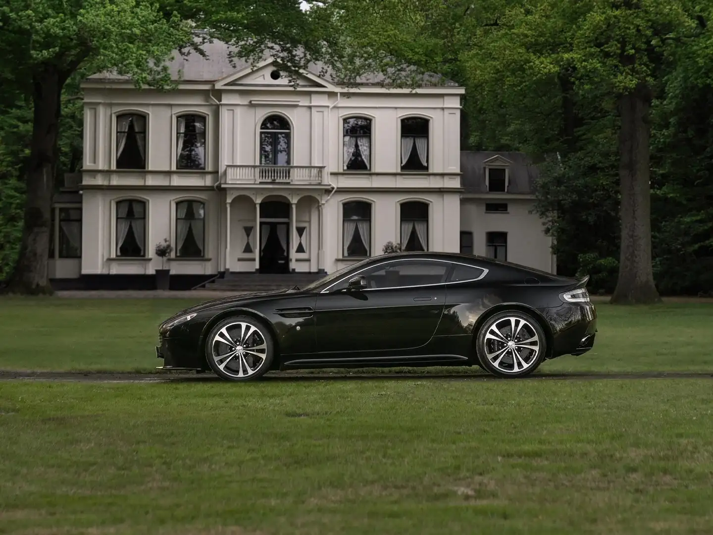 Aston Martin Vantage V12 5.9 V12 | Carbon Pack | Schaalstoelen | Bang & Noir - 1