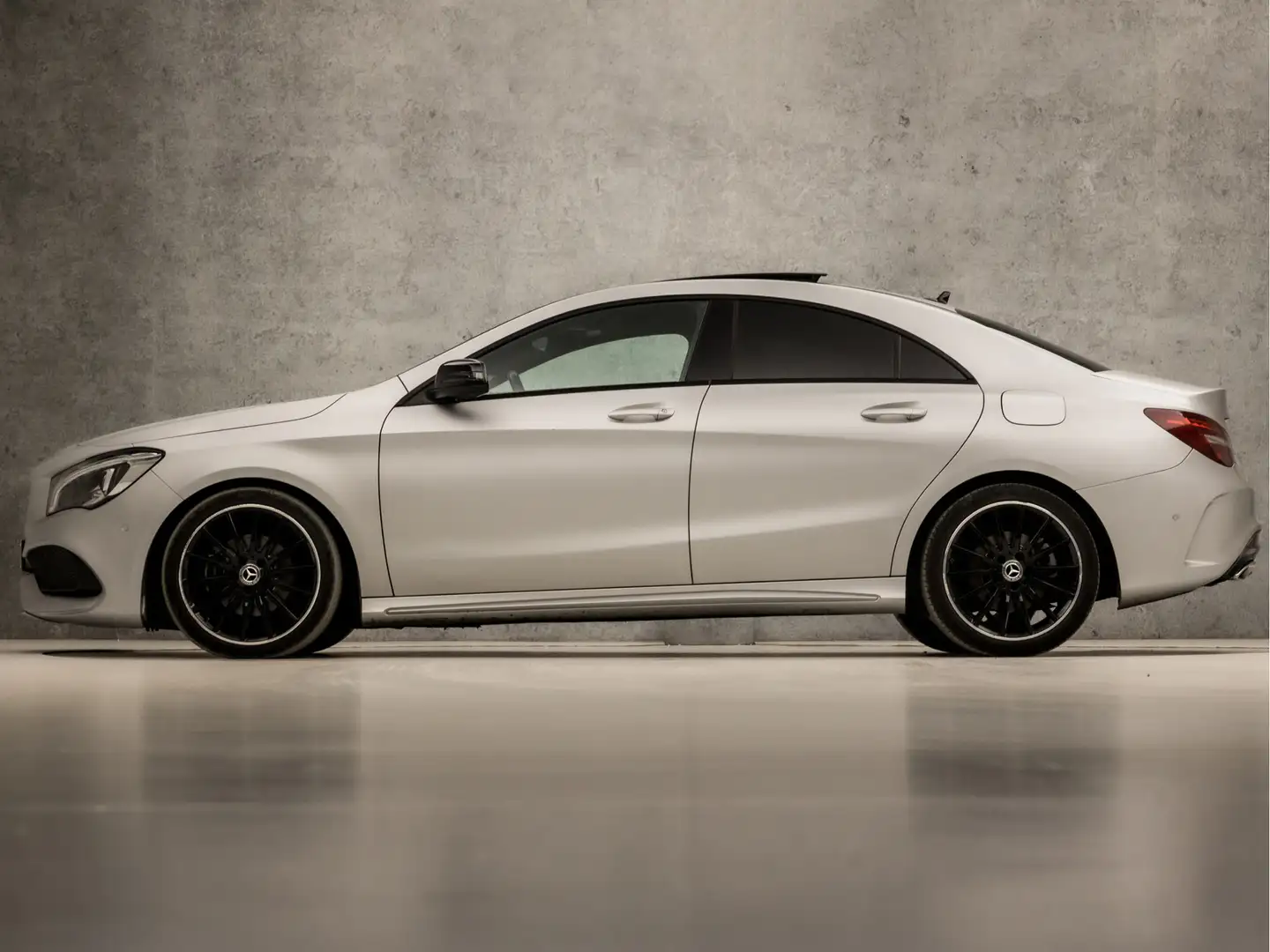 Mercedes-Benz CLA 180 AMG Sport Automaat (SCHUIFDAK, APPLE CARPLAY, GROO Grijs - 2
