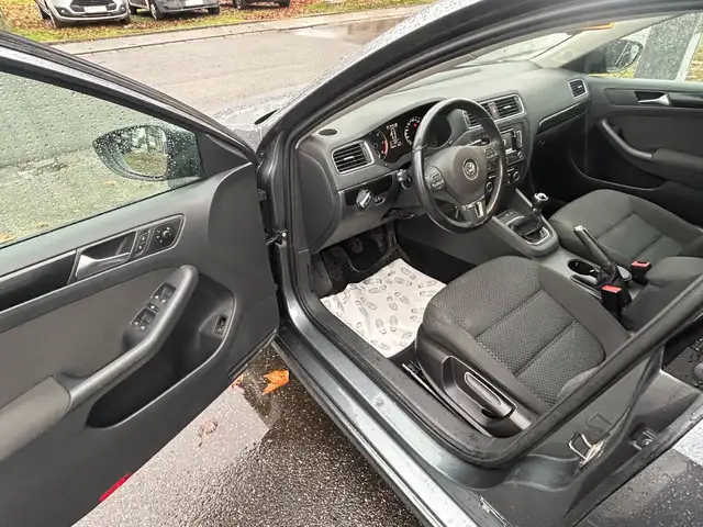 Volkswagen Jetta view 7