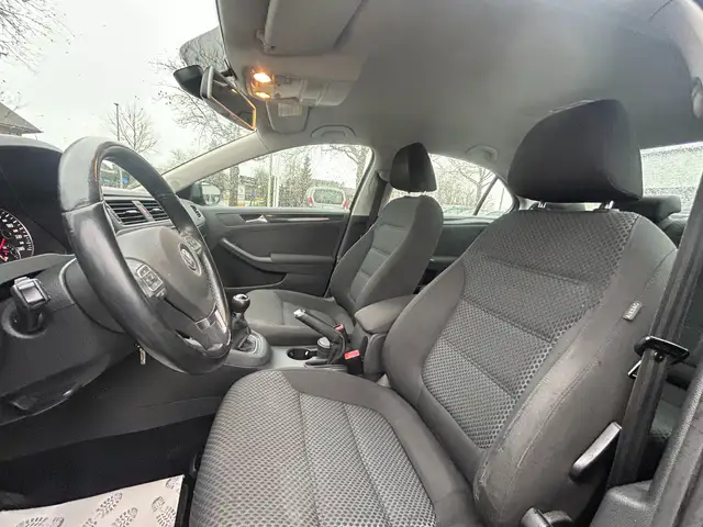 Volkswagen Jetta view 11