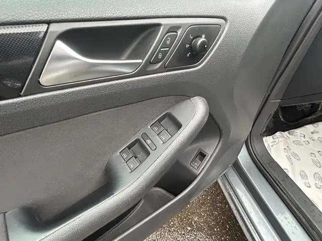 Volkswagen Jetta view 8