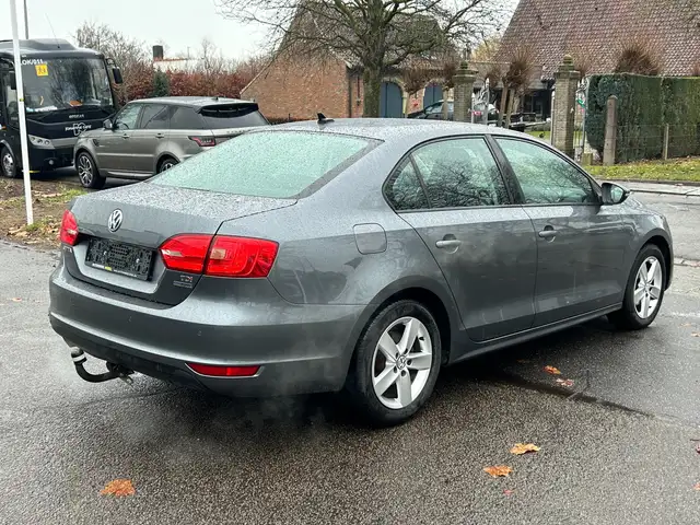 Volkswagen Jetta view 3