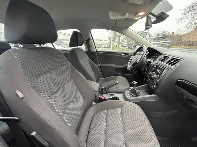 Volkswagen Jetta view 23