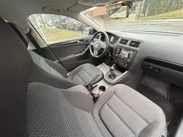Volkswagen Jetta view 24