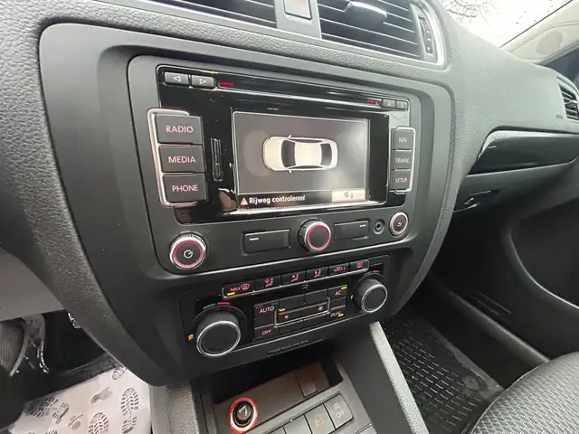 Volkswagen Jetta view 12