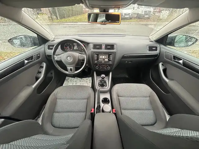 Volkswagen Jetta view 21