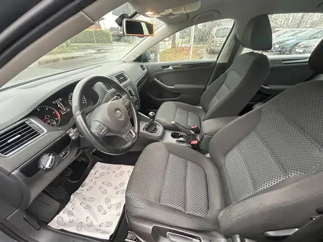 Volkswagen Jetta view 10