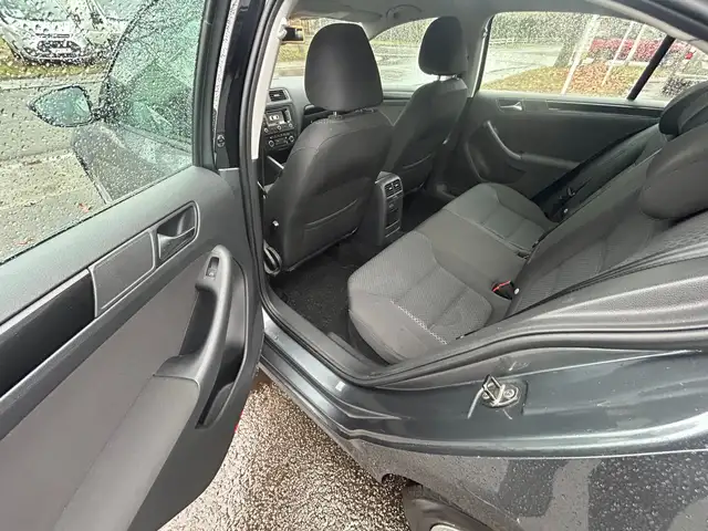 Volkswagen Jetta view 15