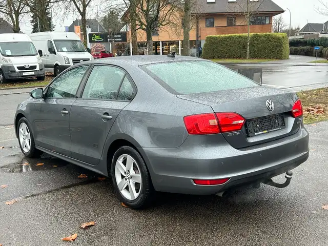 Volkswagen Jetta view 4