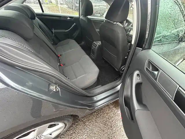 Volkswagen Jetta view 19