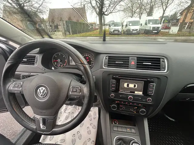 Volkswagen Jetta view 13
