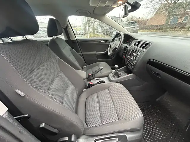 Volkswagen Jetta view 22
