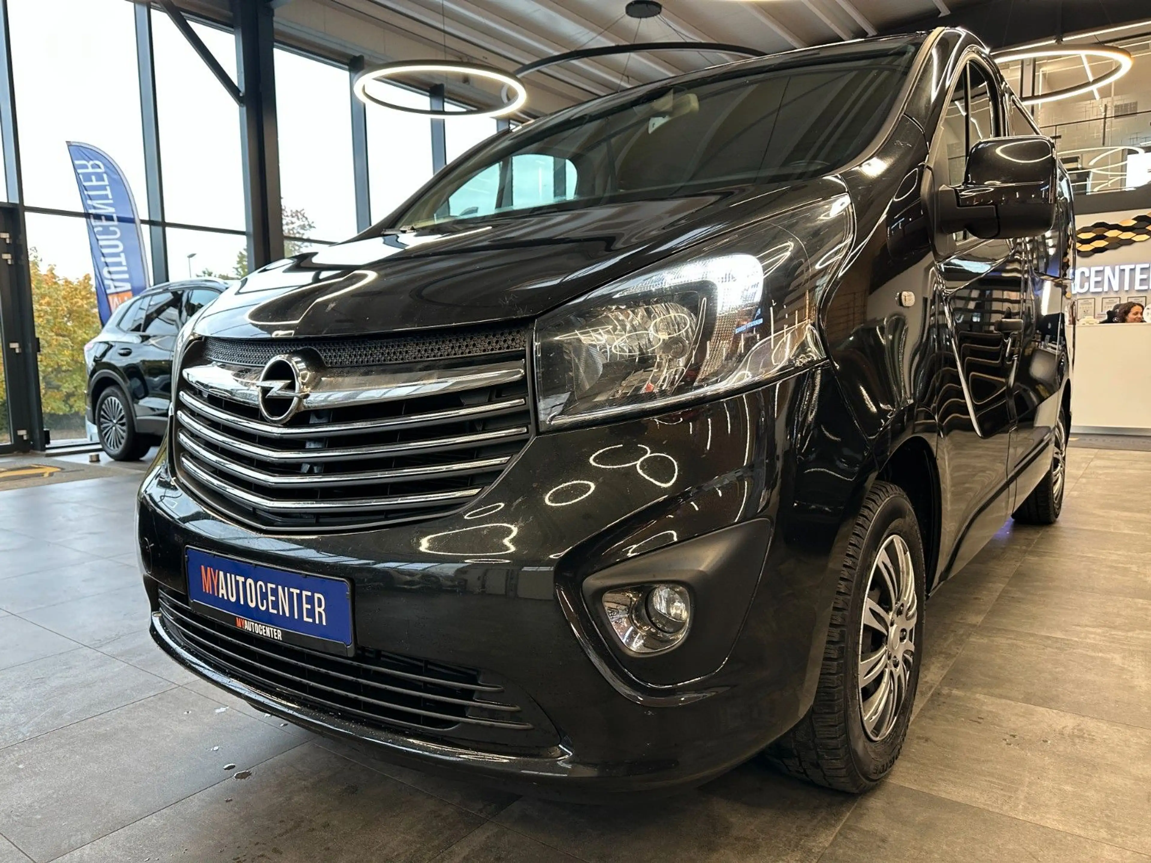 Opel Vivaro *TÜV 08/28*9-SITZER*STHZ*TEMPO*AHK*PDC* — photo 4