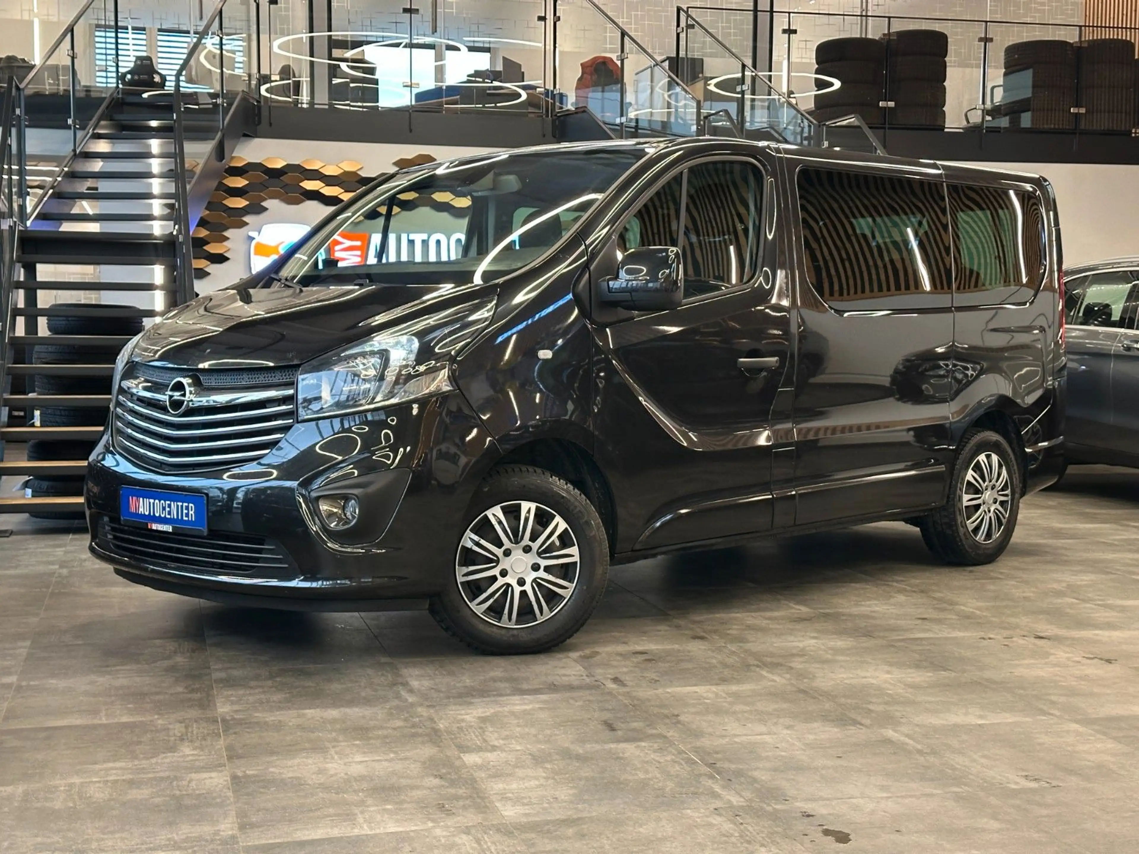 Opel Vivaro *TÜV 08/28*9-SITZER*STHZ*TEMPO*AHK*PDC*