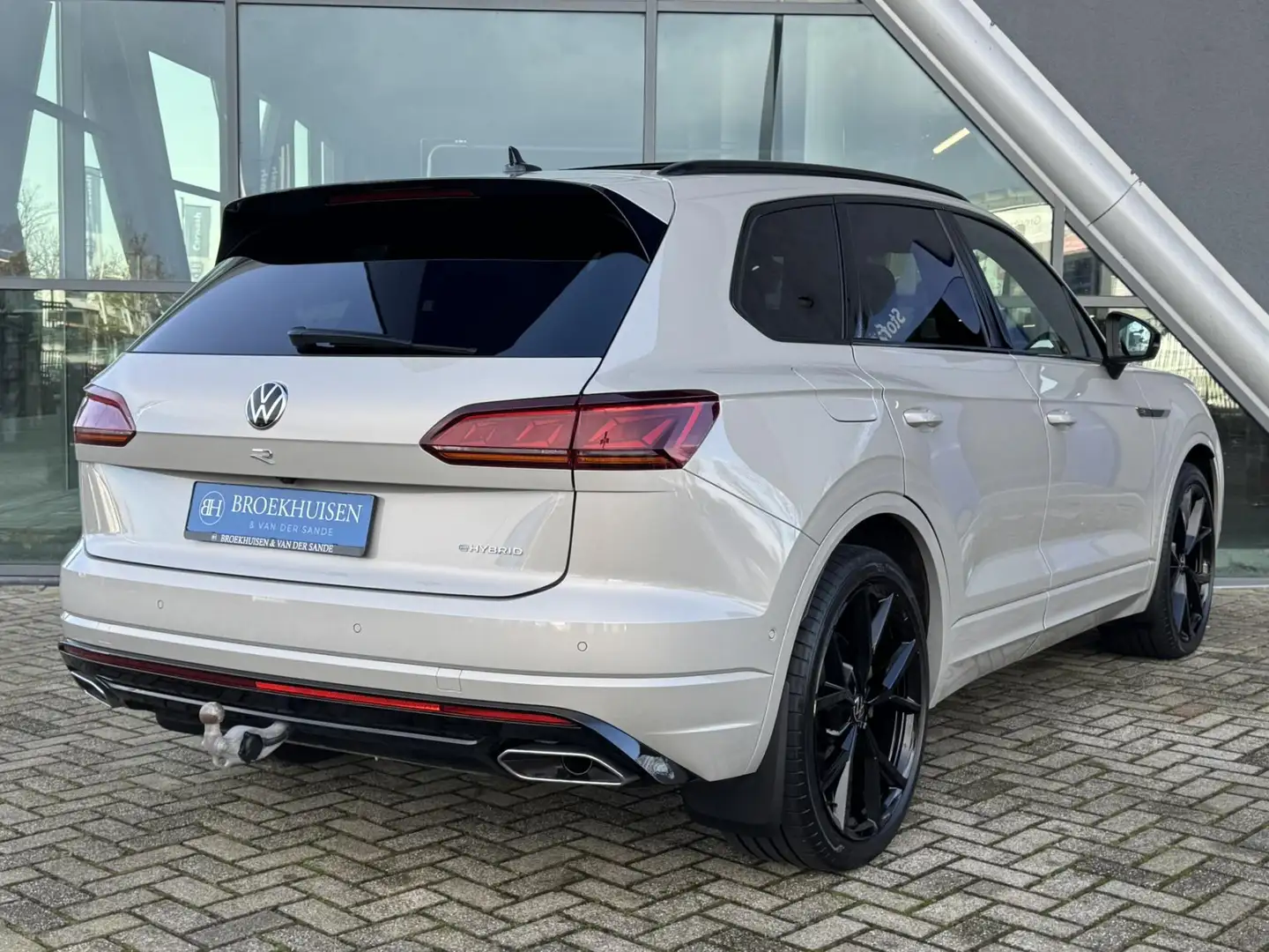 Volkswagen Touareg 3.0 TSi 4MOTION R 463pk Luchtvering / Trekhaak / M Grijs - 2