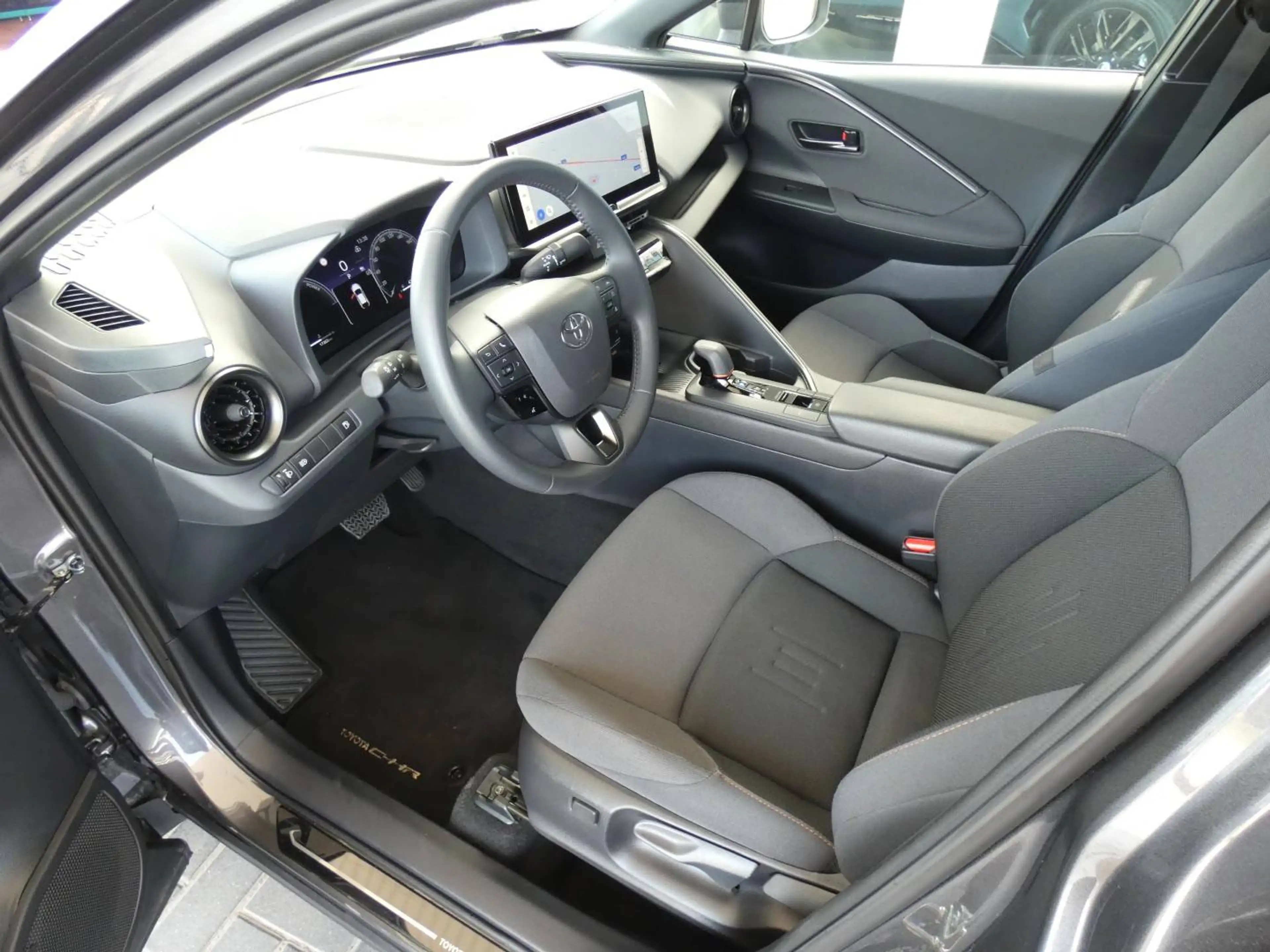 Toyota C-HR 1.8 Hybrid 140pk Dynamic plus +Trekhaak +Dodehoek +Keyless +Groot scherm +Wireless charger +Bi-tone — photo 9