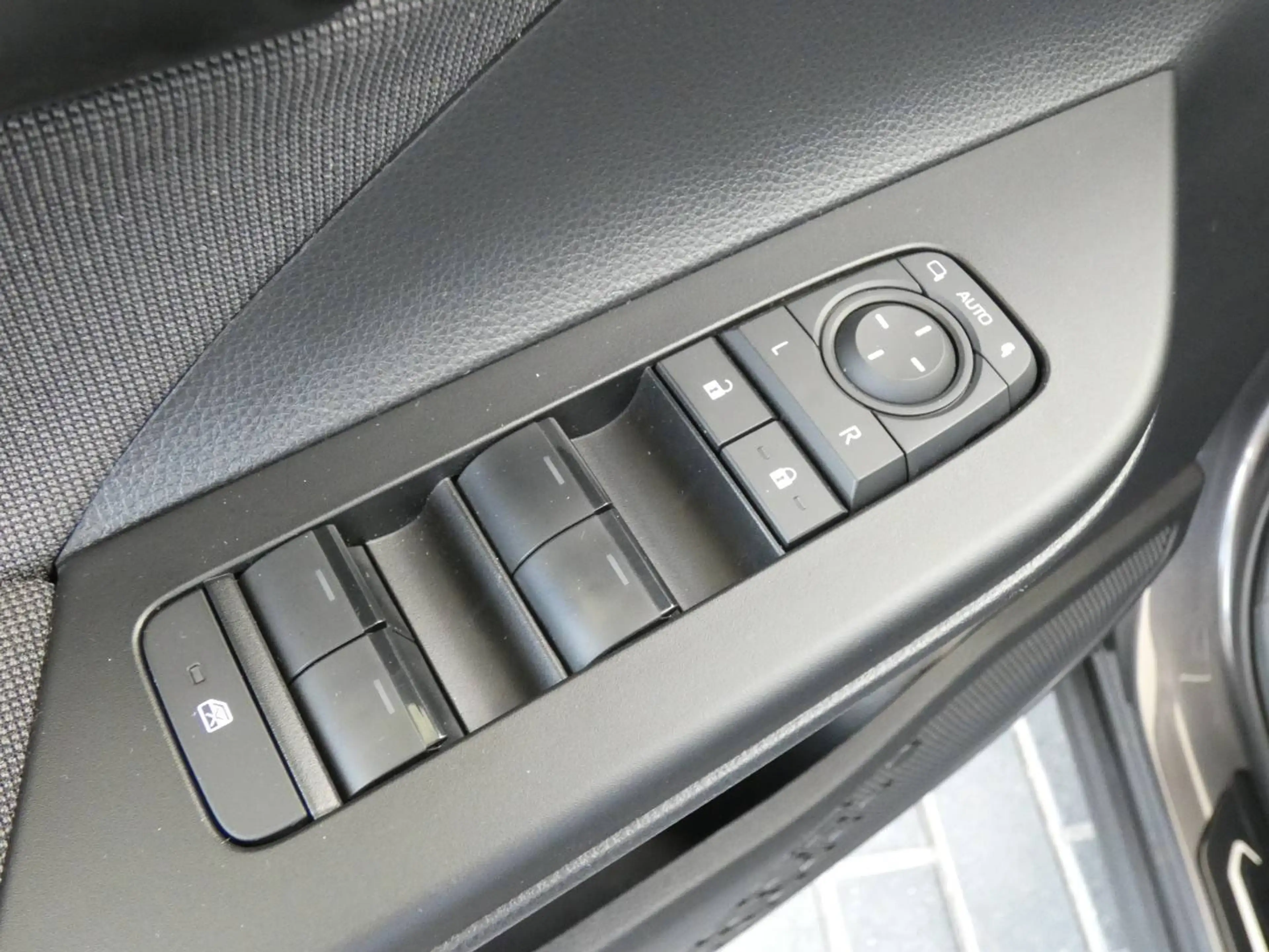 Toyota C-HR 1.8 Hybrid 140pk Dynamic plus +Trekhaak +Dodehoek +Keyless +Groot scherm +Wireless charger +Bi-tone — photo 13