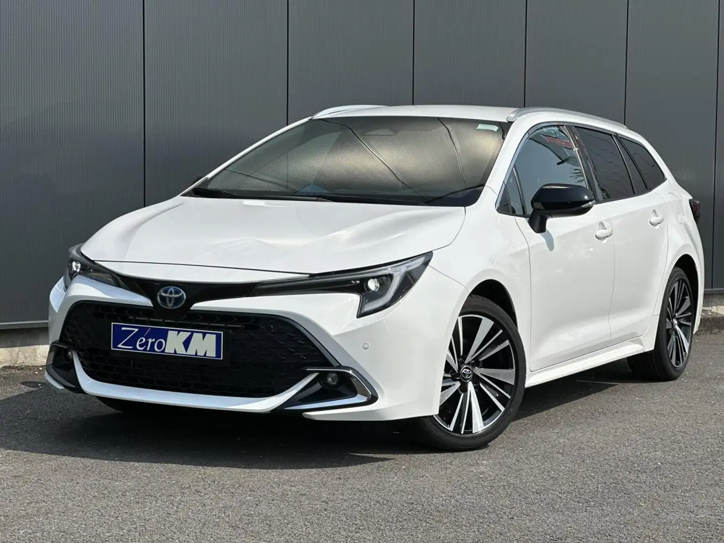 Toyota Corolla 1.8 Hybrid 140 Sport avec Pack Confort Blanc - 2