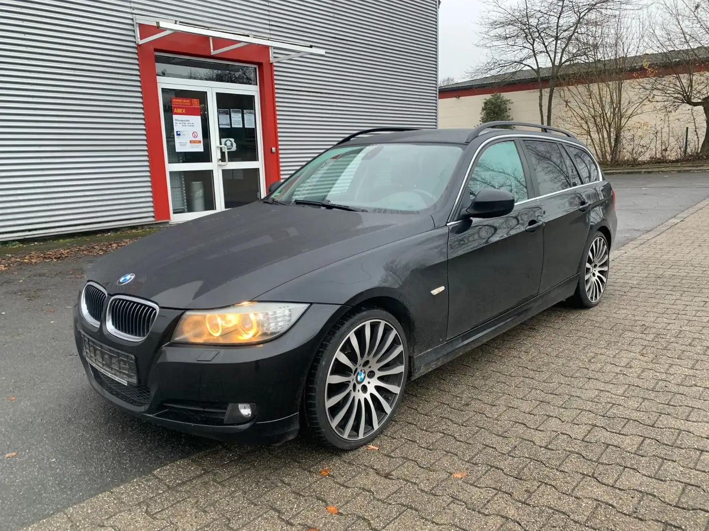 BMW 325 3 Touring 325i*Xenon*19 Zoll*Sitzh*Pdc*Sportsitz Schwarz - 1