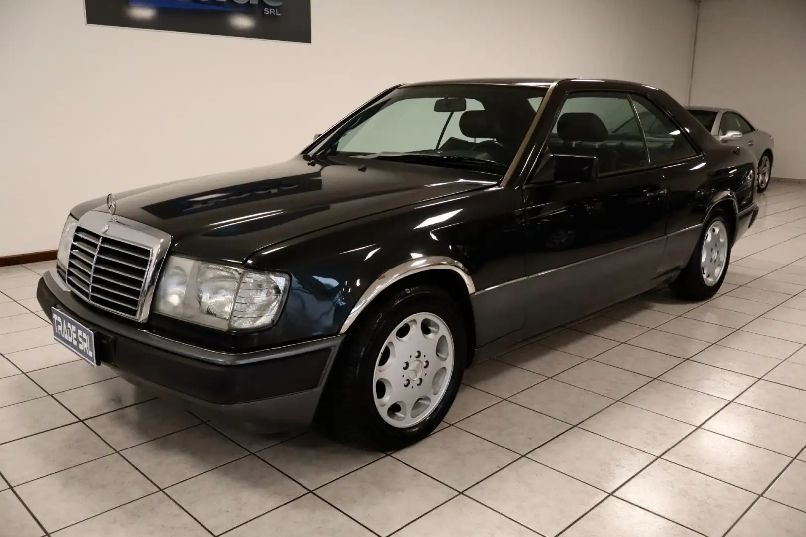 Mercedes-Benz 300 CE-24 - Coupé - Clima Schwarz - 2