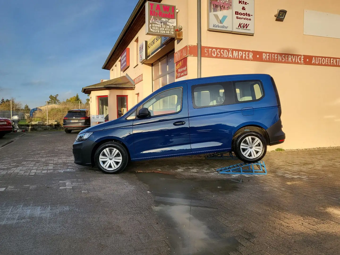 Volkswagen Caddy Kombi**1.Hand**20Tkm**Benzin** Blau - 2