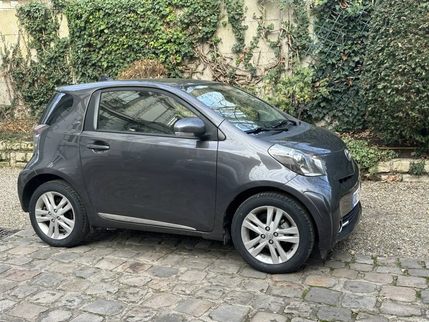 Toyota iQ 100 VVT-i Iconic Pack MultiDrive Grau - 2