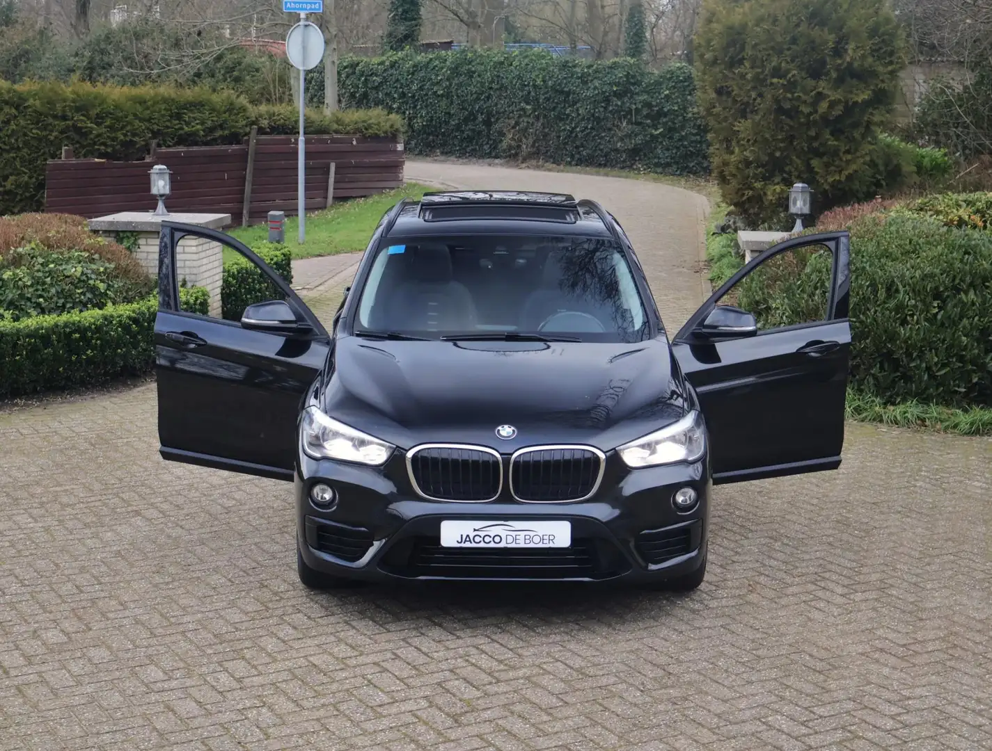 BMW X1 SDrive18i SportLine Panodak/Navi/Stoelverw/Sportst Zwart - 2