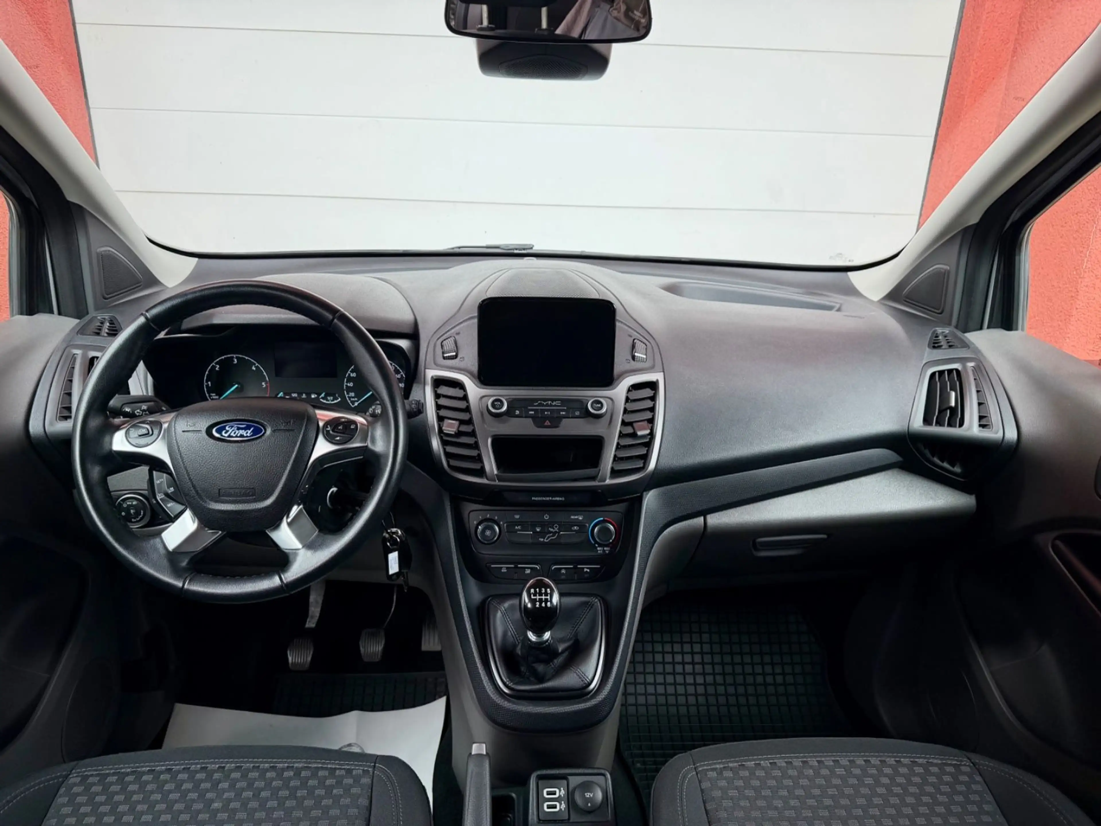 Ford Tourneo Connect Trend — photo 12