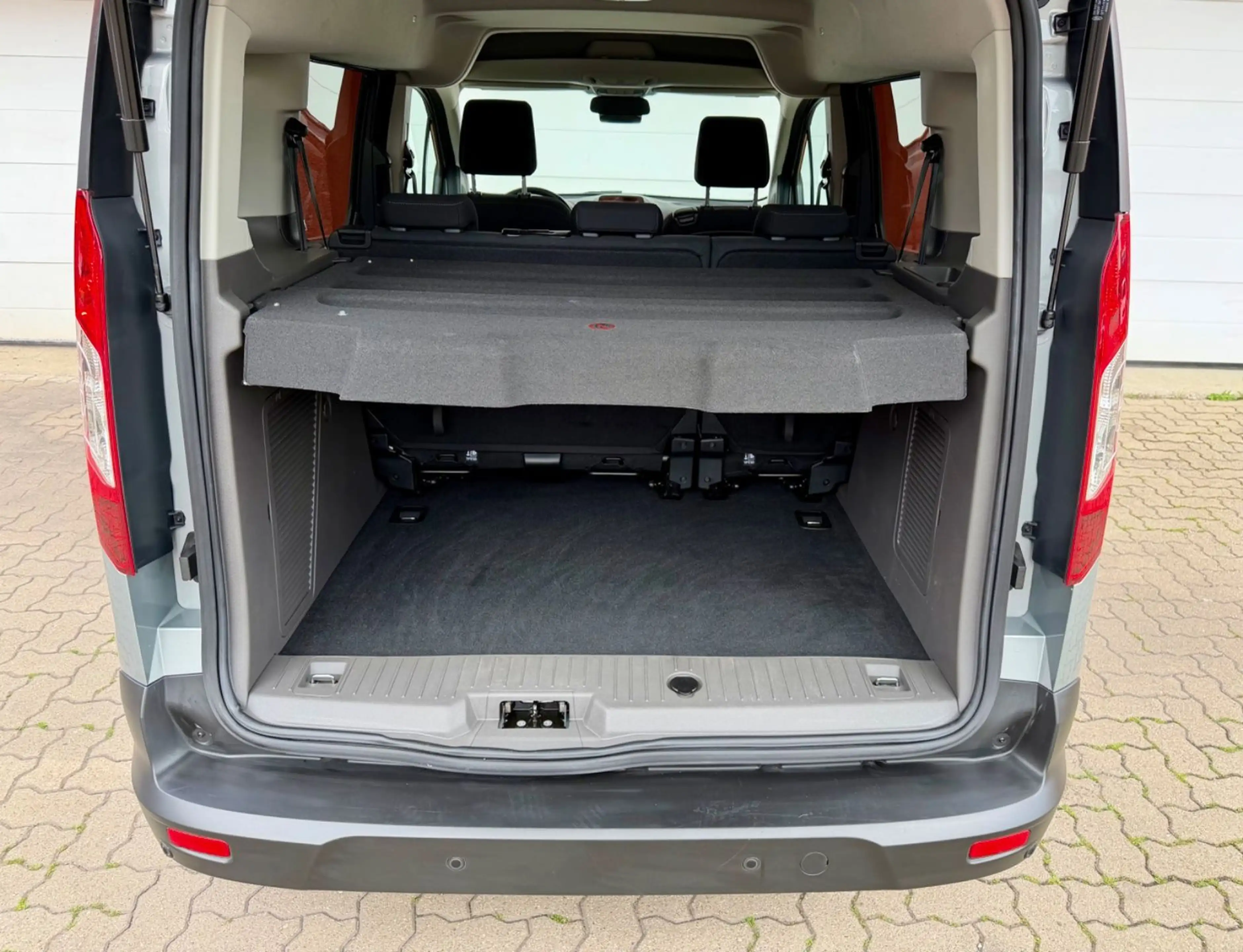 Ford Tourneo Connect Trend — photo 17